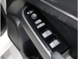 ドア内側、手の届きやすい位置にドアガラスの開閉スイッチ(パワーウインドウ)があります。運転席にはいたずら防止のためのロック付!