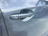 スマートキーを所持している状態でロックボタンを押すと、車両すべてのドアの解錠や施錠を行うことが出来ます。