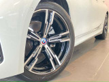 BMW純正アロイホイールはモデルやパッケージに合わせてデザインされています。洗練されたデザインで、足元の個性を引き立てます。