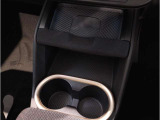 【置き型充電器】置き型充電に対応しております。お持ちの携帯電話が置き型充電器対応でしたら、充電コードの必要なく、すっきりとした車内のまま携帯の充電が可能です。