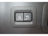 【電動パワーリアゲート】スマートキーや運転席のボタンを押すだけでリアゲートが自動で開閉します!荷物を持っている時や、高い位置にあるバックドアを閉める際に便利な機能です♪