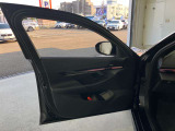 アンビエントライト:直接照明と間接照明を組み合わせて車内を印象深く演出し、寛ぎに満ちたインテリアの雰囲気を生み出します。
