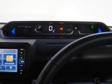 アナログメーターの無い、高さが抑えられたメーターパネル。運転席のひろびろ視界をさえぎることなく、ドライバーに必要な情報をタイムリーに表示します。