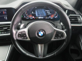 BMWのステアリングのリムは、一般的なものより少し太めにデザインされています。 これはタイヤやステアリングシャフトなどを介して伝わる路面からの入力を、しっかりと把握するためです。