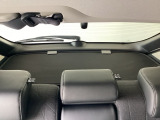 【トノカバー】荷室(トランク)に取り付けられる「目隠しカバー」です。外から荷物が見えないようにし、プライバシーの保護や防犯の役割を果たします。