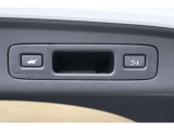 予約クローズ機能搭載!スマートキーを携帯した状態でボタンを押して車両から離れると、テールゲートが自動で閉まります!