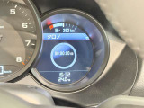 メーカーの厳格なトレーニングを受け、高度な専門知識と技術力を認められた「ポルシェ認定テクニシャン」が、ご納車前の最終整備から今後のアフターメンテナンスまで責任を持って担当いたします。