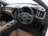 インストルメントパネルは僅かに運転席側へと傾けられているほか、余計なスイッチ類を可能な限り排し、運転に集中しやすい環境を造り出しています。