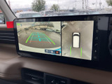 バックカメラ表示機能で、後退時の安全をサポート。駐車や狭い場所での取り回しもスムーズに行えます。