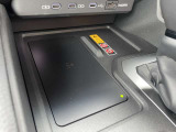 置くだけ充電機能。 対応スマートフォンを車両に設置された充電トレイに置くだけで、ケーブルを接続することなくワイヤレスで充電できます。