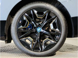 【BMWアロイホイル】軽量かつ強度に拘ったアロイホイル。走行性能ポテンシャルを引き出す設計。車の足元を引き締めてくれる大きなポイントはアロイホイルです。