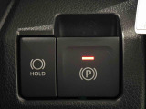 指先だけで簡単に操作が可能な電動パーキングブレーキを採用。「HOLD」スイッチを押すと、渋滞や信号待ちなどでブレーキペダルから足を離しても、ブレーキを保持するので安心です