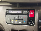 【オートエアコン】一度お好みの温度に設定すれば、車内の温度を検知し風量や温度を自動で調整。暑い&hellip;寒い&hellip;と何度もスイッチ操作をする必要はありません。快適な車内空間には必須の機能ですね♪