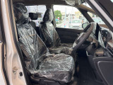 毎日過ごす運転席は要チェック。シートのへたり・擦れ、視界のイメージまで伝わる重要ポイント。