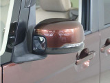 ◆ドアミラーウインカー◆ドアミラーにウインカーを装備しています。対向車に自身の進行方向を合図し安全に運転できます。