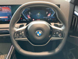 操作性に優れたステアリングは、BMWの走りを支える大事な部品です。オーディオやハンズフリー通話、クルーズコントロール関連の操作もこちらに集約されています。