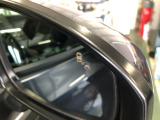 【ブラインドスポットインフォメーション】走行中に、斜め後ろの車を検知すると、ドアミラーのマーク点灯にてお知らせします。