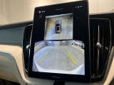 リアカメラによる後方の確認だけでなく、真上から見下ろすバードアイ映像を映し出す360&deg;ビューカメラで、自車周辺の詳細な状況を確認できます。見通しが悪く狭い場所で車を取り回す際には心強い味方となります。