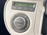 【オートエアコン】一度お好みの温度に設定すれば、車内の温度を検知し風量や温度を自動で調整。暑い&hellip;寒い&hellip;と何度もスイッチ操作をする必要はありません。快適な車内空間には必須の機能ですね♪