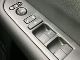 握りやすく操作しやすいステアリングホイール。ステアリングスイッチでオーディオ操作も行え、運転中の両手を離さずに操作可能です。