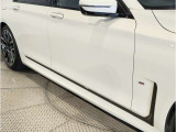 ドアミラーにはLEDウインカーが埋め込まれており、対向車からの視認性を高めております。