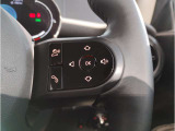 MINIの内装はとにかく『円』に拘ったデザインコンセプトが一目で伝わってきます。これほど円形に拘った車は他に御座いません。伝統のデザイン、トグルスイッチなど遊び心のある内装で御座います。