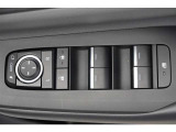 スイッチ一つで窓を開け閉めできるパワーウィンドウスイッチです。