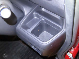 運転席にカップホルダーを装備しております。