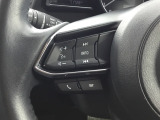 ステアリングのスイッチで通話操作が可能。手を離さずに使えるので安心して運転できます。