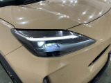 白く明るい光で夜間走行をサポートするLEDヘッドランプを搭載