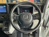 ステアリング右手側に安全運転支援機能のホンダセンシングをコントロールするスイッチ、左手側にオーディオ関連のコントロールスイッチを配置、視線を逸らすことなく運転に集中できます