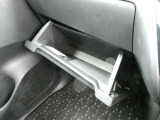 助手席前には車検証の収納に便利なグローブBOXが備わっています。