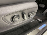 スイッチ一つでシート調整可能な電動パワーシートです。 細かい調整ができるので、何時でも思い通りのポジションが取れますね。