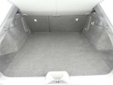 広く開口部の大きいトランクルームは、荷物の出し入れも楽です。トノカバーがあるのでプライバシーも守られますね。