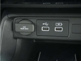 ◆USBチャージャー、12Vの電源ソケット◆使いやすい場所に装備されています。