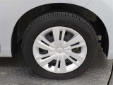 タイヤサイズは165/65R14になります。溝数は約4ミリです。