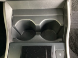 運転席/助手席どちらでも使えるカップホルダーです。