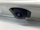 車の後方に小型カメラが付いておりバックする際の後方の様子をモニター上に表示します。