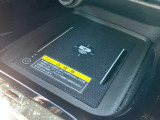 置くだけで、充電できる!ワイヤレス充電対応のスマートフォンを置くだけで充電が可能。ケーブルをつなぐ煩わしさがありません。
