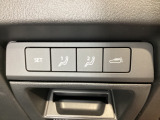 運転席からすぐ手の届く位置にパワーシートのメモリースイッチと電動リアゲートスイッチを配置しております♪
