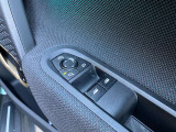 運転席ドアトリムにはパワーウィンドウと、ドアミラーの「格納」「調整」スイッチがあります