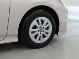 装着タイヤサイズは、195/65R15です。純正アルミホイールを装着しております。