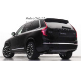 Volvo Cars appで車にリモートアクセスして、空調機能の操作や車の施錠・開錠、ソフトウェア更新などが可能です。エアコンやシートヒーターを操作して、出発前に車内を快適な温度に整えられます。