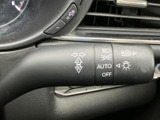 視認性の高いウインカーレバーで、安全な車線変更をサポート。周囲へのアピールも効果的に行えます。