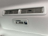 プラズマクラスター搭載のリアシーリングファンで前席のエアコンの風を後席にも送り車内全体の冷暖房効果を早めます。