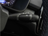 雨滴を自動感知して展開量を自動調整するレインセンスワイパーも標準搭載。突然のゲリラ豪雨や霧雨の続く中でのトンネル連続通過など、騒がしく手を動かす必要はもうありません。