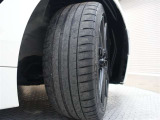 タイヤサイズは215/40R18となっております♪