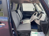 [フロントシート]インパネにシフトが付いているので足元広々!運転席から助手席の移動も楽々♪どちらからでも乗り降り出来るので、狭い場所の乗り降りも楽ちんですよ♪