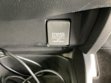 【アクセサリーソケット(電源ソケット)】電源からケーブルをつなげば、スマートフォンなどの電子機器の充電などを行うことができます!ゲーム機器や、カメラの充電にも便利ですね。