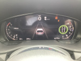 このシステムは、運転者がアクセルやブレーキを踏まなくても、設定した速度で前方車との車間距離を一定に保つ追従走行を行います。さらにステアリングアシスト機能では車線に沿った走行をアシストします。